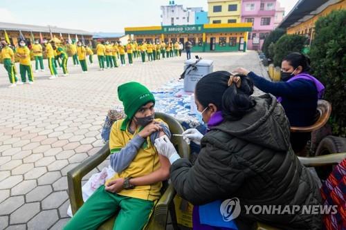 코로나 재확산 네팔, 방역 총력전…25인 이상 집회 금지·휴교령