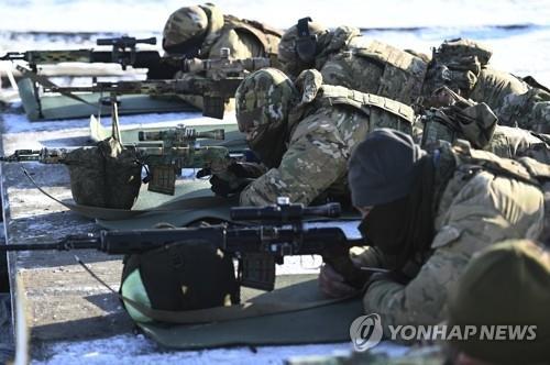 군사적 긴장 속 우크라이나 접경지역에서 사격훈련 하는 러시아군