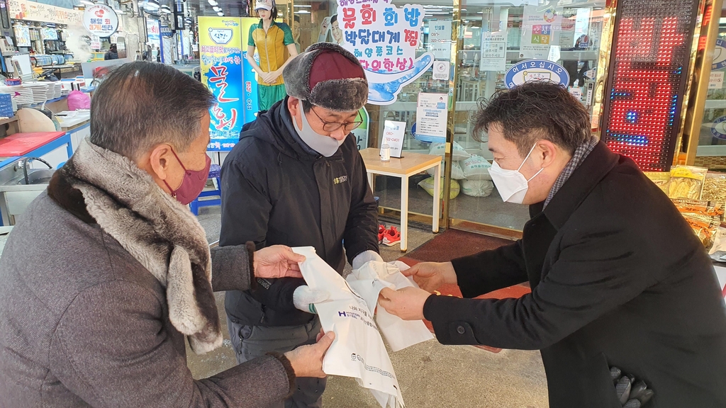 포항 죽도시장 상인에게 친환경 비닐봉투 배부