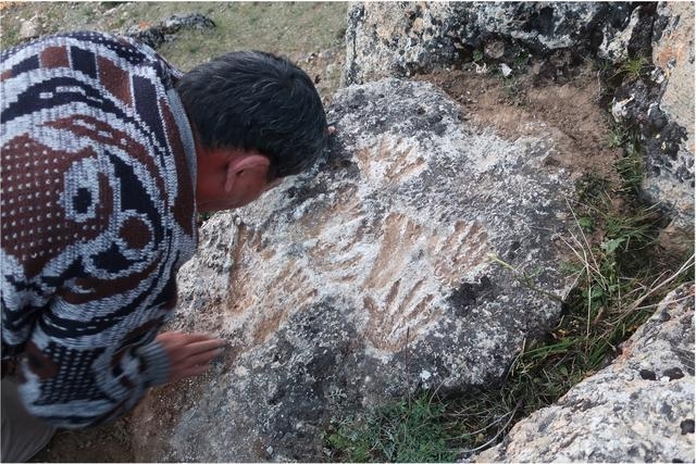 티베트고원에서 발견된 고대 인류의 손과 발자국