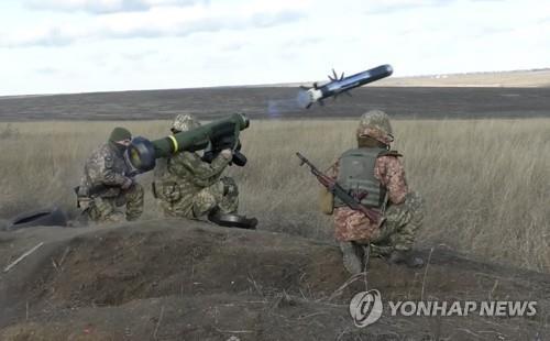 미국이 제공한 '재블린' 대전차미사일로 훈련하는 우크라이나군