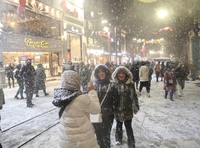 [월드&포토] 비닐 썰매 '씽씽'…이스탄불의 눈 오는 날
