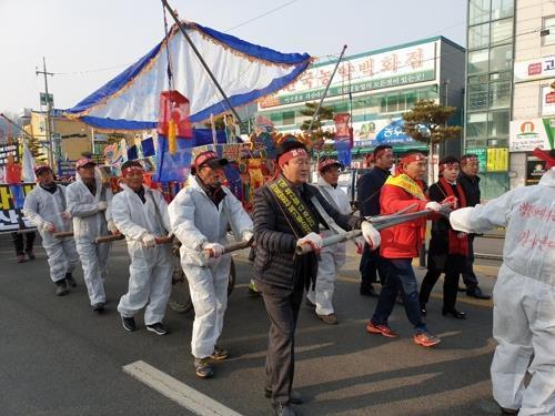 의료폐기물소각시설 반대 시위하는 괴산군민들