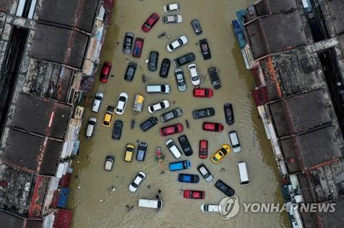  홍수로 인해 물에 잠긴 말레이시아 셀랑고르 지역 도로와 차량