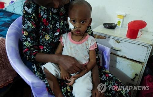 지난해 7월 심각한 영양실조에 시달려 입원한 티그라이의 한 살배기 아이