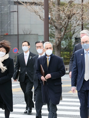 (도쿄=연합뉴스) 람 이매뉴얼 주일 미국대사가 4일 기시다 후미오 일본 총리에게 부임 인사를 하기 위해 관저로 들어가고 있다.[람 이매뉴얼 대사 트위터 사진 갈무리]