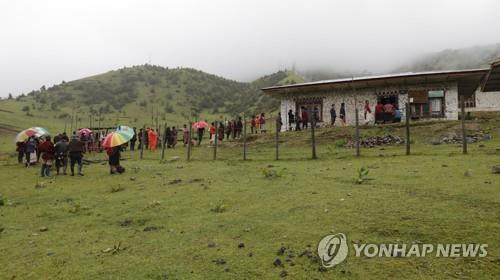  부탄 시골의 코로나19 백신 접종소. 