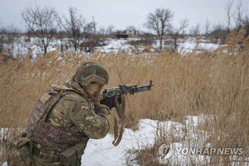 소총 겨누며 러시아 접경지 순찰하는 우크라이나 군인