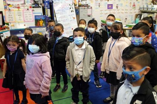 마스크를 쓴 미국 캘리포니아주 린우드의 한 유치원생들