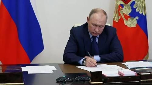 우크라 분쟁지역 독립 승인 서명하는 푸틴