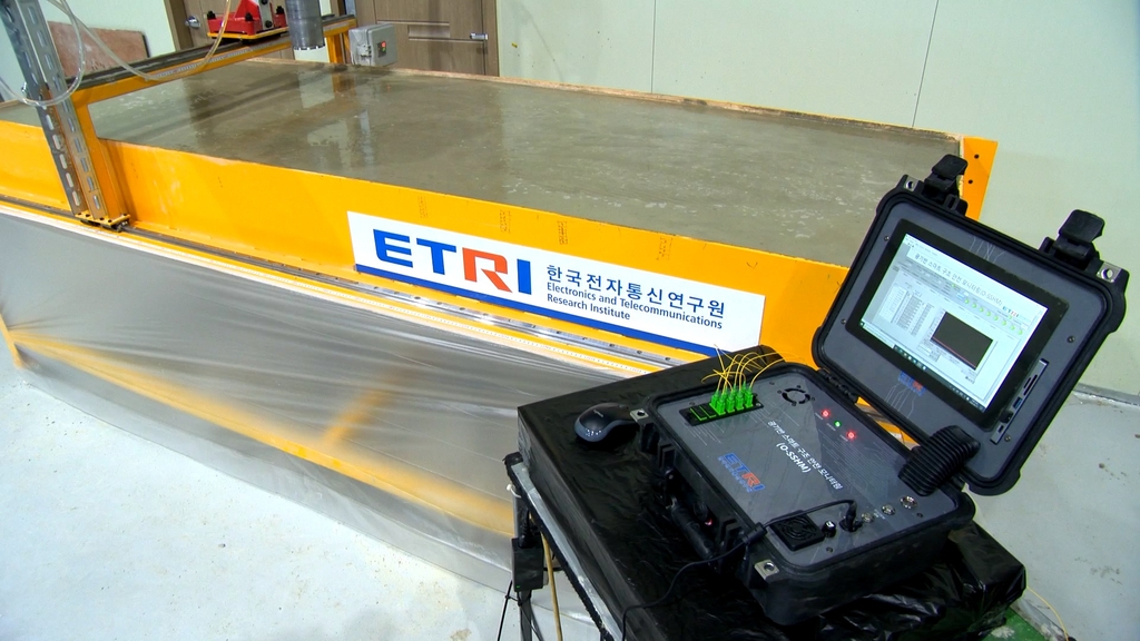 ETRI 연구진이 콘크리트 내에 광섬유를 매설하는 모습. [한국전자통신연구원(ETRI) 제공. 재판매 및 DB 금지]