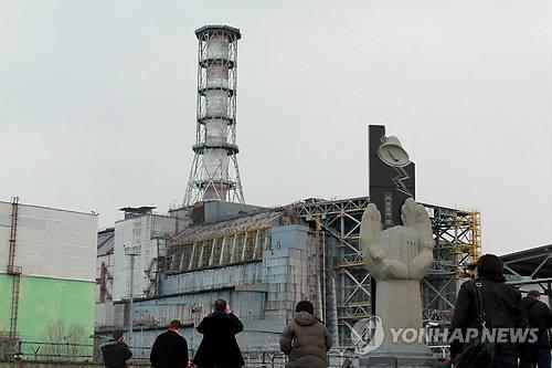 1986년 폭발 사고 후 콘크리트 방호벽으로 덧씌워진 체르노빌 원전 4호기 원자로.