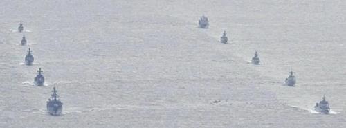 지난해 10월 23일 동중국해를 항해하는 중국(오른쪽)과 러시아 군함. 