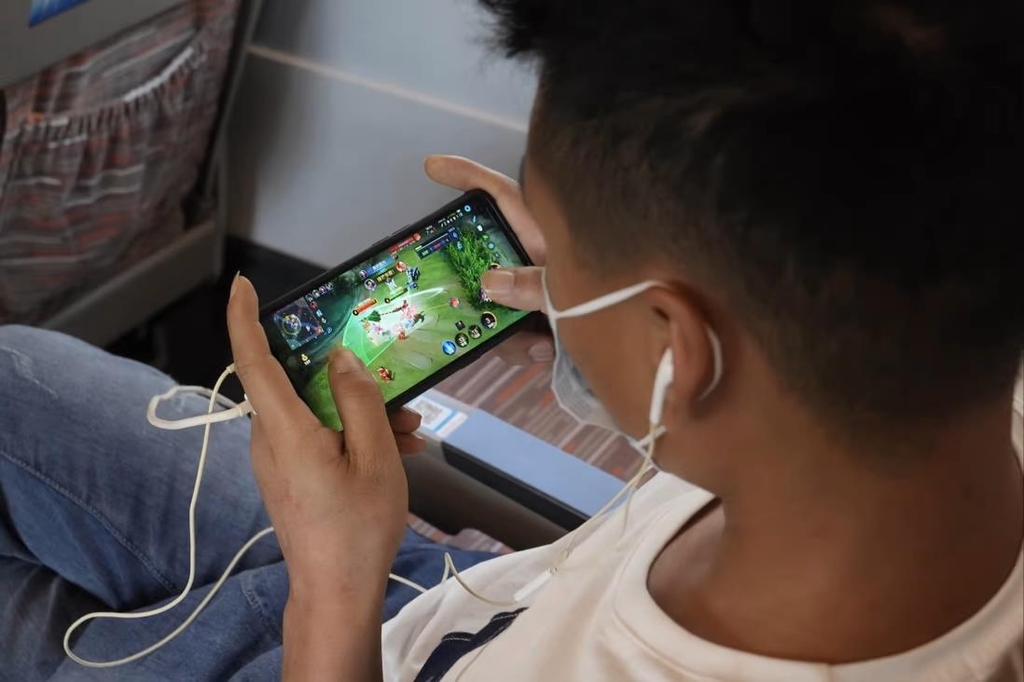 온라인 게임을 즐기는 중국 청소년