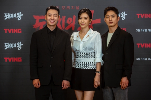 왼쪽부터 김동욱, 채정안, 김성규