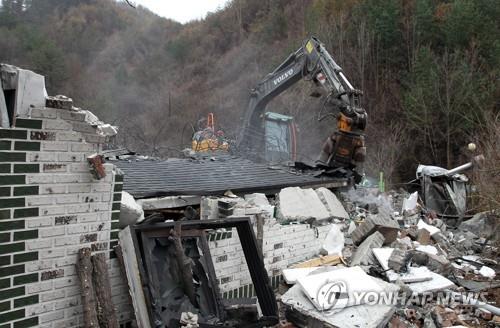 강릉시 산불 피해 주택 잔해물 제거 작업이 진행되는 모습