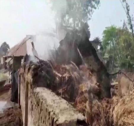 불에 타 여러 명이 숨진 인도 웨스트벵골주 가옥 현장.