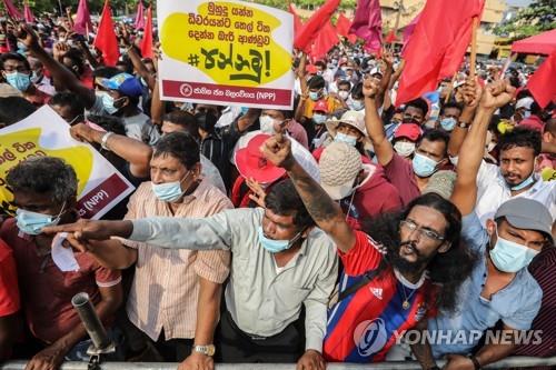 스리랑카 콜롬보에서 정부의 경제 위기 대응을 비난하는 시위대.