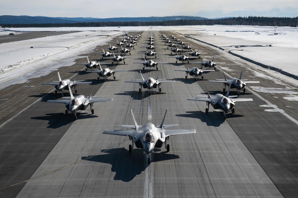 미 공군 F-35A 전투기들