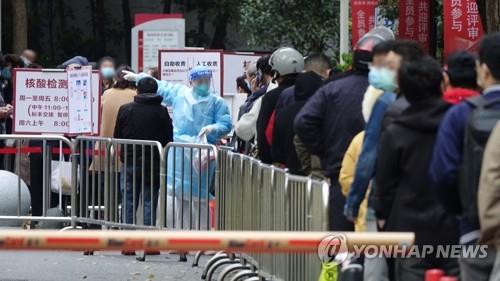 상하이의 창닝구의 한 병원에서 코로나19 검사받기 위해 줄을 선 시민들
