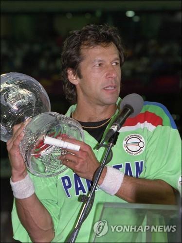 1992년 크리켓 월드컵 우승컵을 들고 있는 임란 칸.