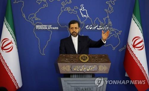 記者会見するイラン外務省代弁人