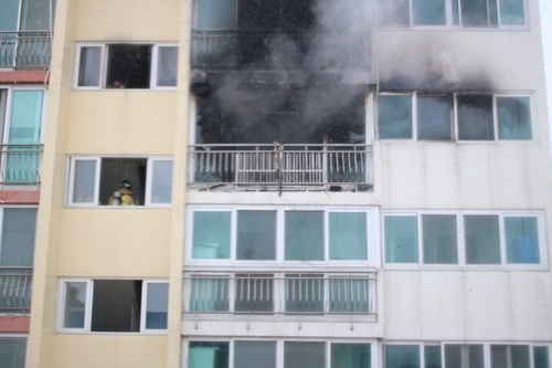 부산 아파트 4층서 불…인명피해 없어