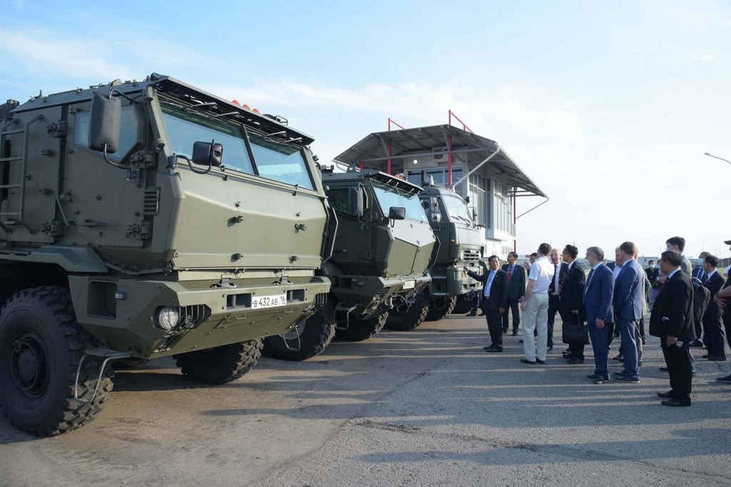 작년 6월 러시아를 방문한 민 아웅 흘라잉 최고사령관이 군용 트럭 공장을 찾았다.