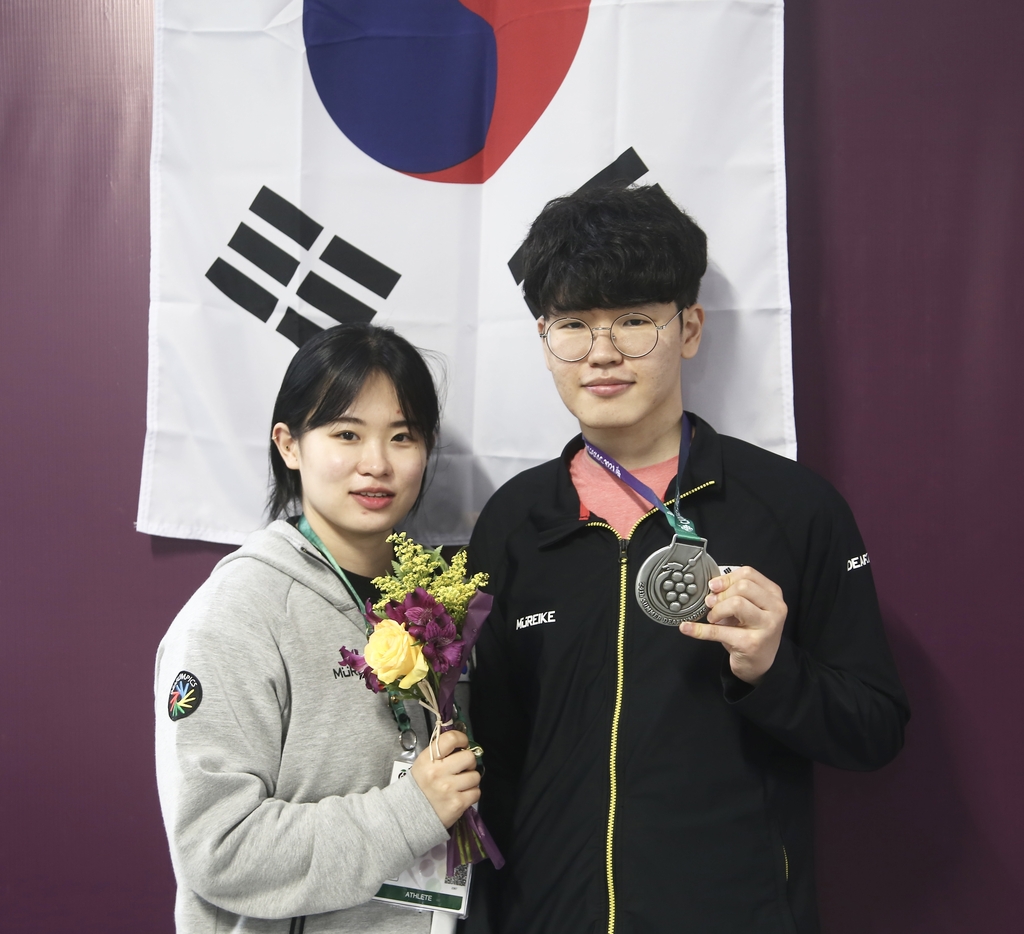 데플림픽 출전한 사격 남매 김고운(왼쪽)과 김우림