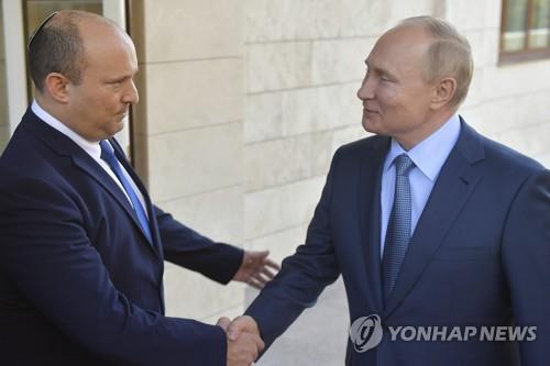 작년 10월 러시아 소치에서 만난 푸틴 대통령(오른쪽)과 베네트 총리