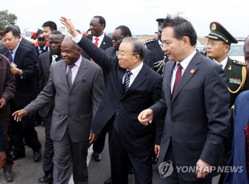 지난 2010년 잠비아를 방문한 다이빙궈(戴秉國·가운데) 당시 중국 국무위원