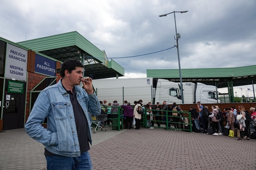 폴란드 메디카 국경검문소 앞에서 담배를 피우는 우크라이나 난민