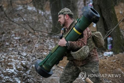 재블린 미사일 운반하는 우크라이나 병사 [로이터=연합뉴스 자료사진] [2022.04.30 송고]