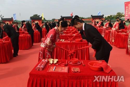 2021년 10월 25일 중국의 한 합동결혼식