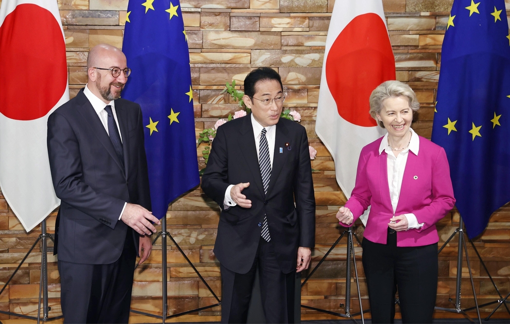 정상회담에 앞서 사진 촬영하는 유럽연합(EU)과 일본 정상들