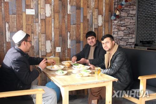 아프간 시베르가의 식당에서 식사하는 남성들.