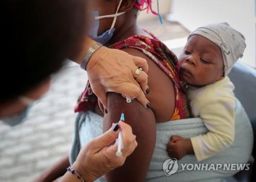 지난해 12월 오미크론 변이 유행 때 남아공의 코로나19 백신 접종 모습. 