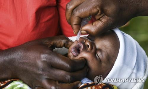지난 3월 말라위에서 소아마비 백신을 받는 아기 