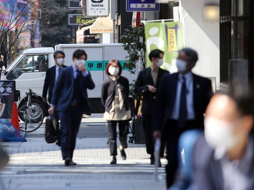 일본 정부 "실내서 대화없고 간격 2ｍ 이상이면 마스크 불필요"