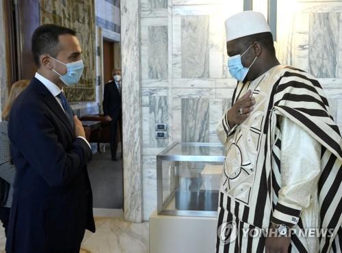 지난해 9월 이탈리아 외무장관(좌)과 만나는 말리 인도주의·난민 담당 장관