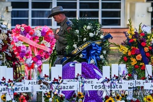 총격 사건이 벌어진 미국 텍사스 롭 초등학교 앞에 마련된 임시 분향소