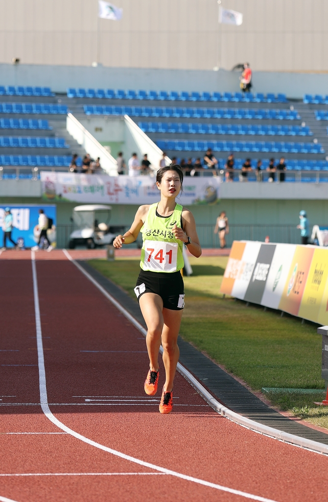 한국 여자 1,500ｍ 역대 선수 기준 4위 기록을 작성한 김유진 