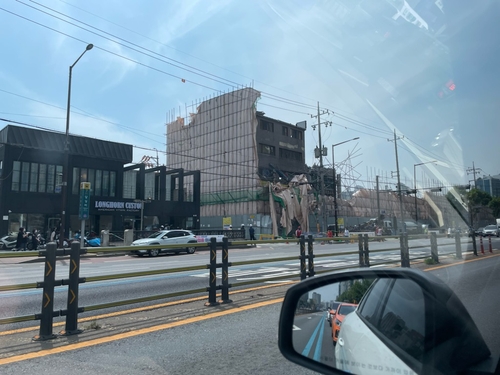 서울 건물 철거 현장서 가림막 붕괴…인명 피해는 없어