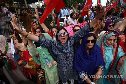  물가 상승 등에 항의하는 임란 칸 파키스탄 전 총리 지지자들.