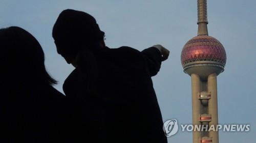 상하이의 상징인 동방명주탑 바라보는 남녀
