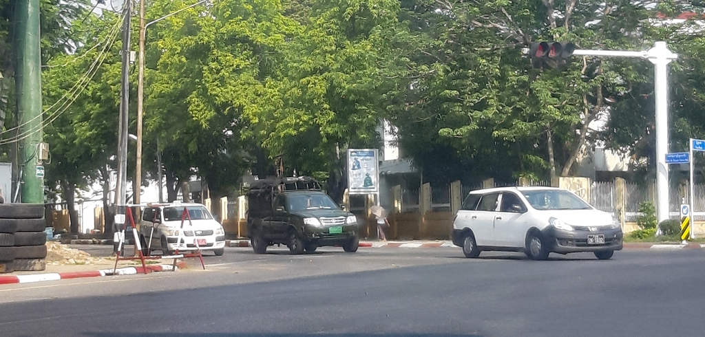 총을 든 미얀마 쿠데타군의 군용 트럭이 양곤 시내를 정기적으로 순찰하는 모습. 2022.6.8. [양곤=연합뉴스] 이정호 통신원