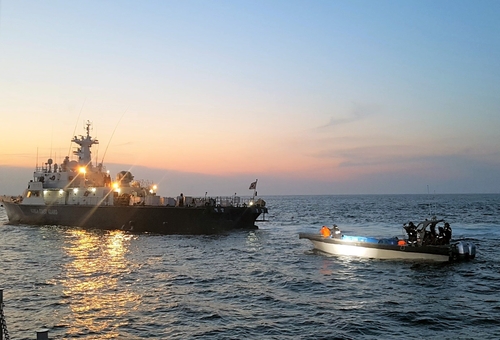 중국 고속보트(오른쪽) 나포한 해경 함정