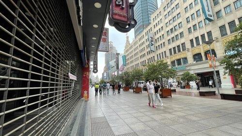 봉쇄 해제 후에도 문 닫은 상하이 번화가 난징둥루의 상점들