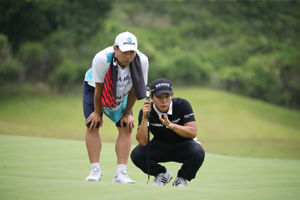 5번 홀 그린 살피는 정태양