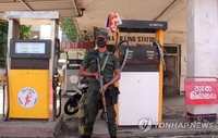 '연료 바닥' 스리랑카, 주유소 폭동에 군인들 발포
